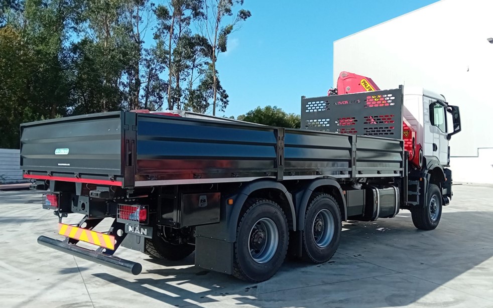 TGS 33.400 6x6 BB CH - FLATBED WITH PALFINGER CRANE PK23500 3